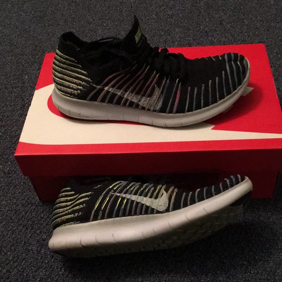 Nike Shoes - Nike Free Run Flyknit
